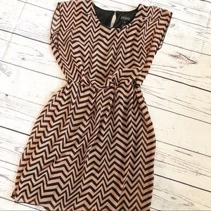 ENFOCUS STUDIO l Size 8 mauve chevron dress